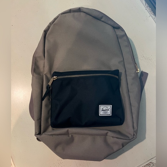 🎒 Herschel Backpack 🎒 - Picture 1 of 9